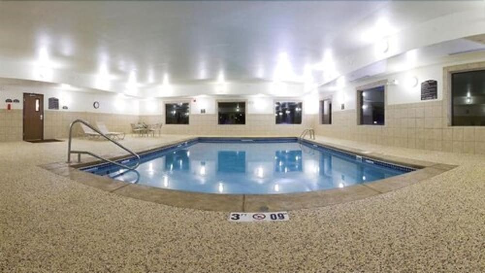 Holiday Inn Express Suites Sioux Center 3/68