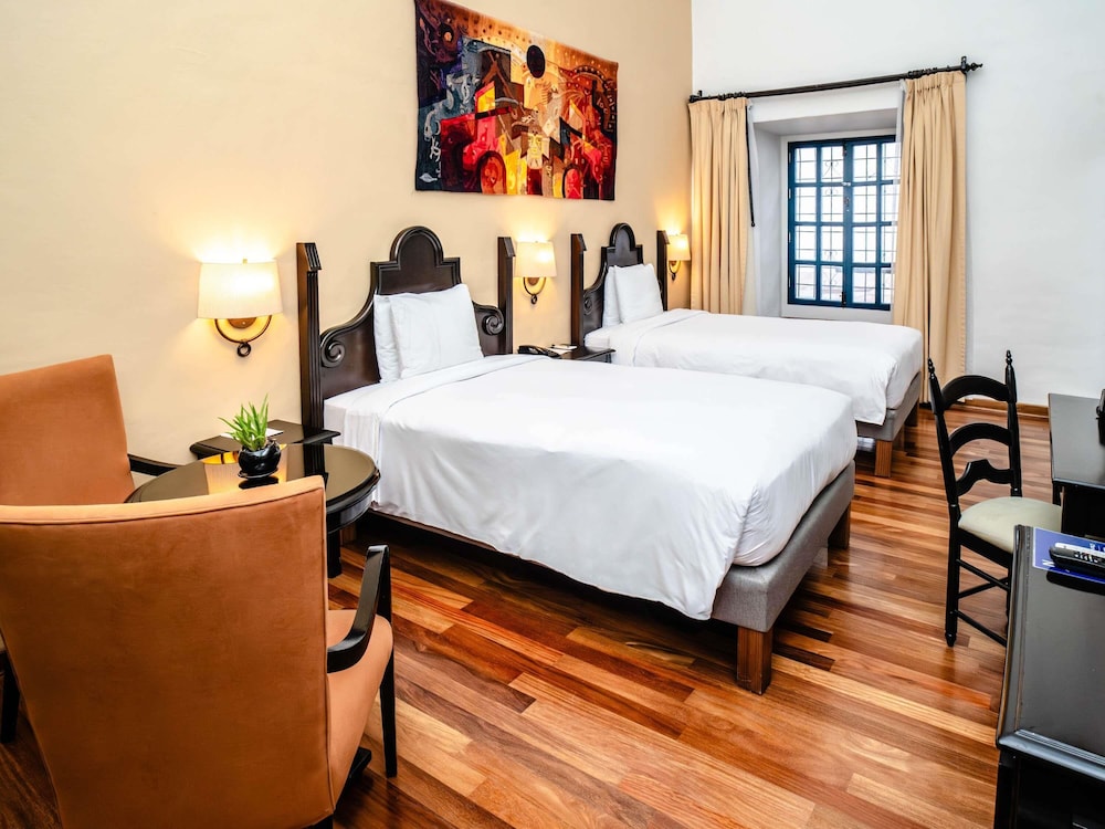 COLONIAL, TWIN BEDS