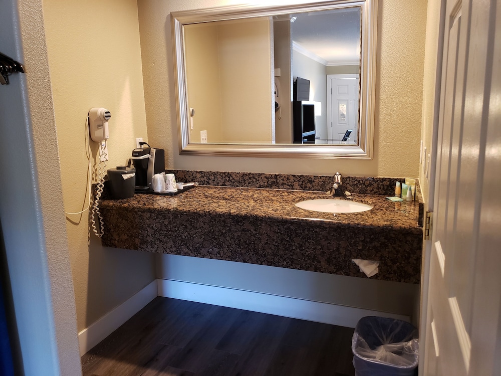 Fairview Inn And Suites Healdsburg 28/65