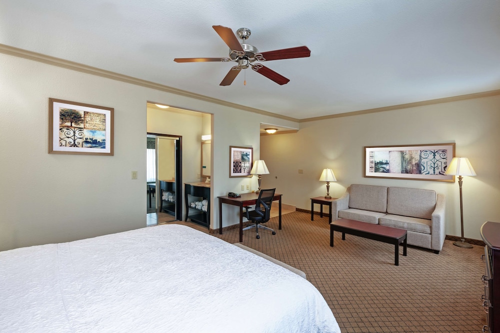 Hampton Inn Suites Galveston 34/68