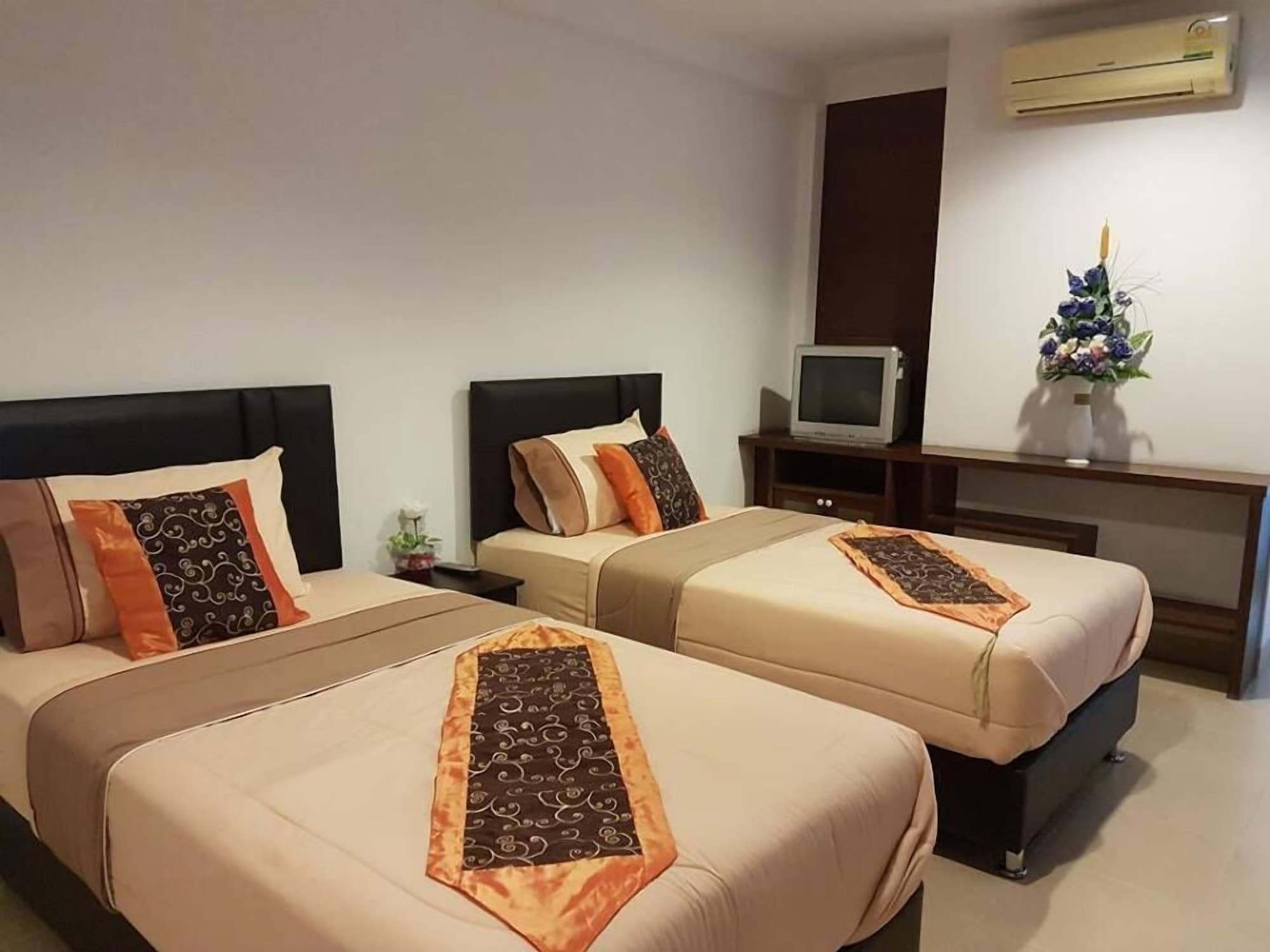 ROOM, TWIN BEDS