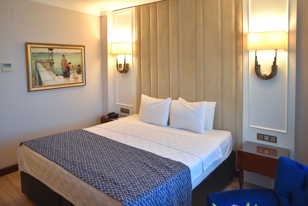 Golden Lake Hotel 12/50