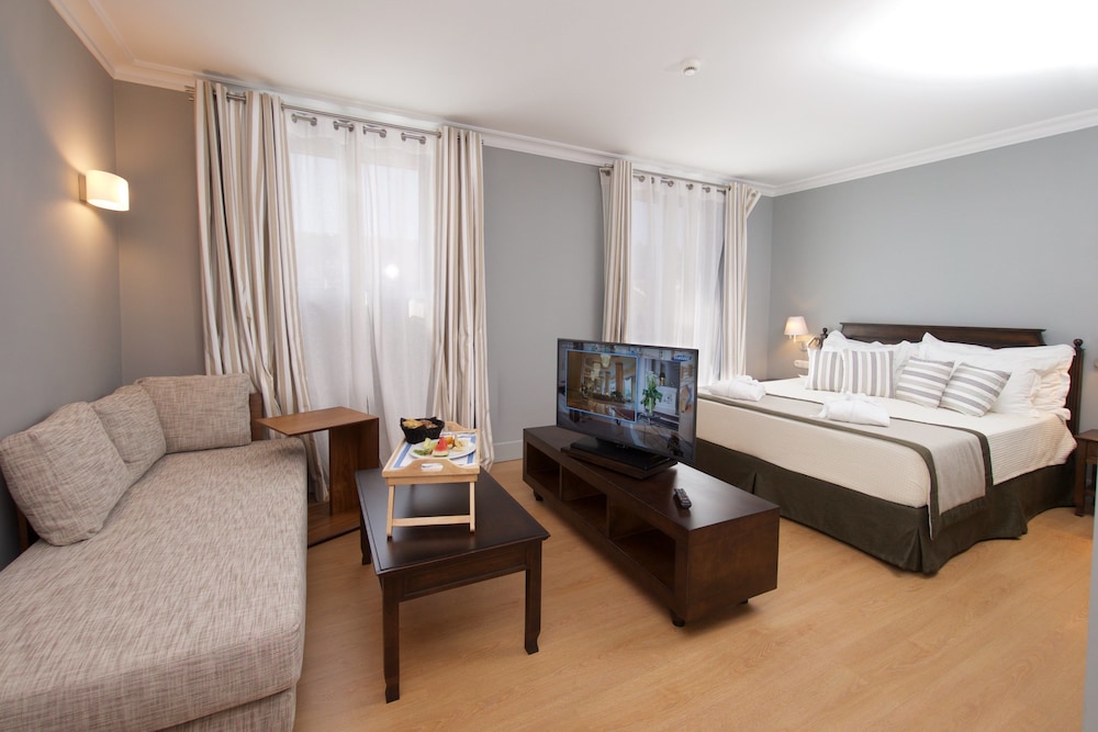 Junior Suite, Queen Bed, Town View