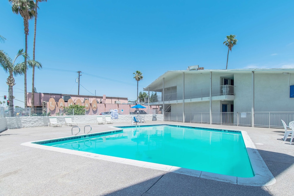 Motel6 Bakersfield, CA - Central 41/44