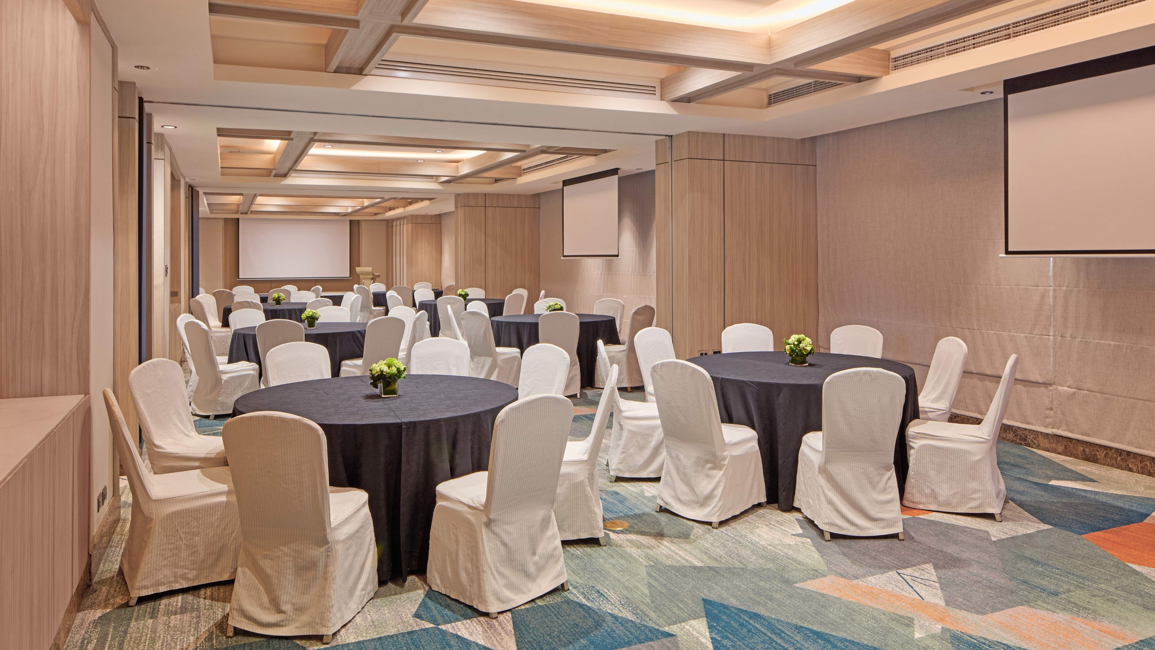 Holiday Inn & Suites Makati 67/75
