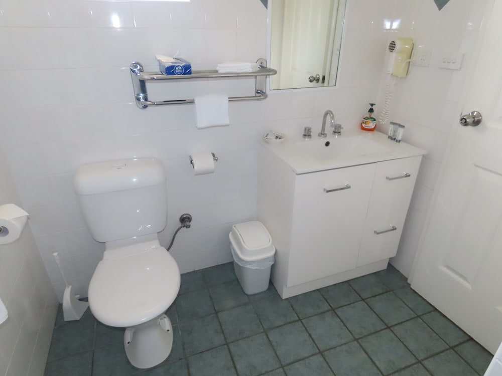 Emu Point Motel 65/70