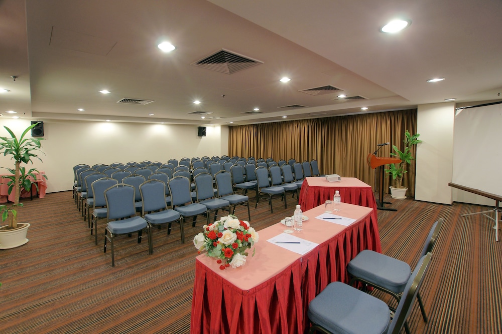 CRYSTAL CROWN HOTEL 55/62