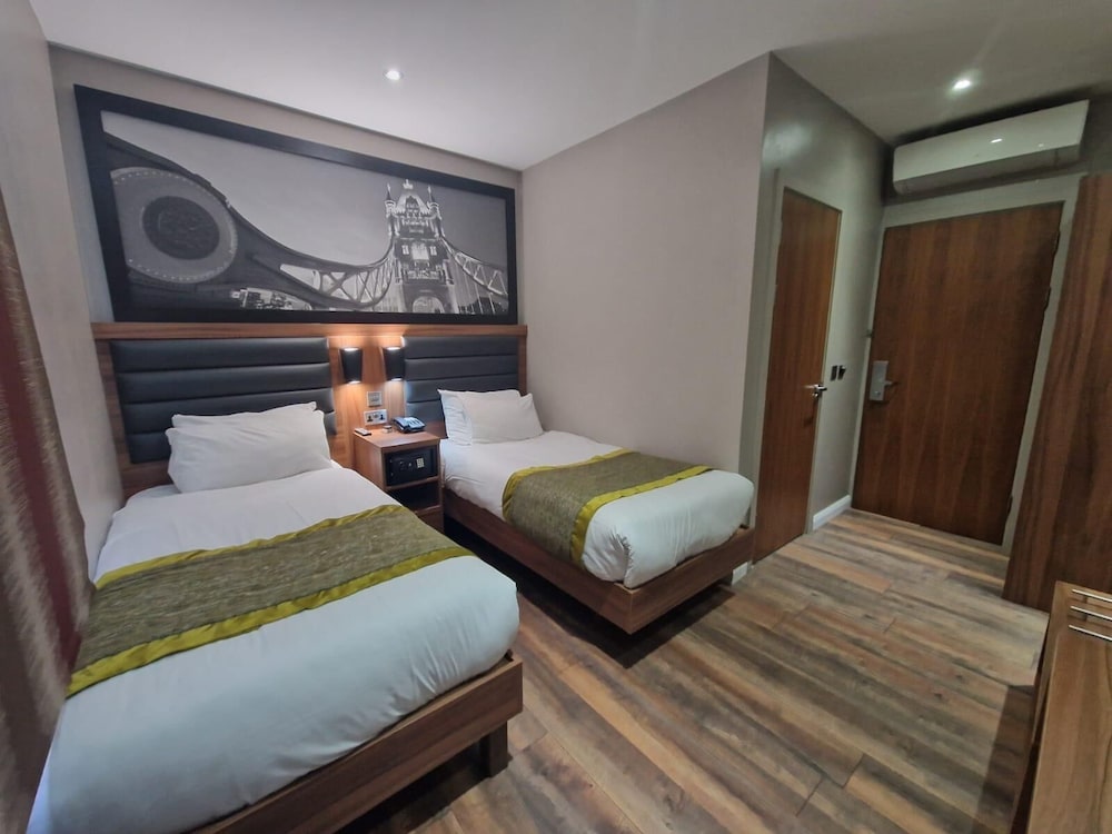London Court Hotel 16/61