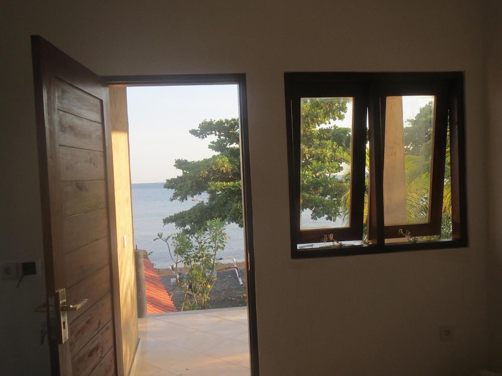 Amed Sari Beach Guesthouse 20/50