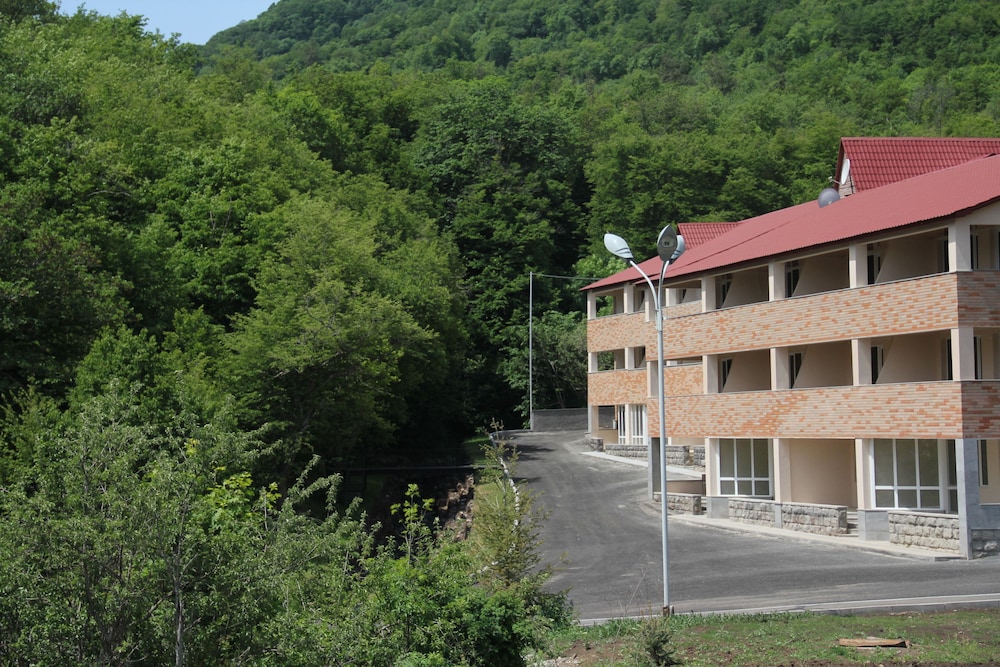 Tsaghkahovit 27/32