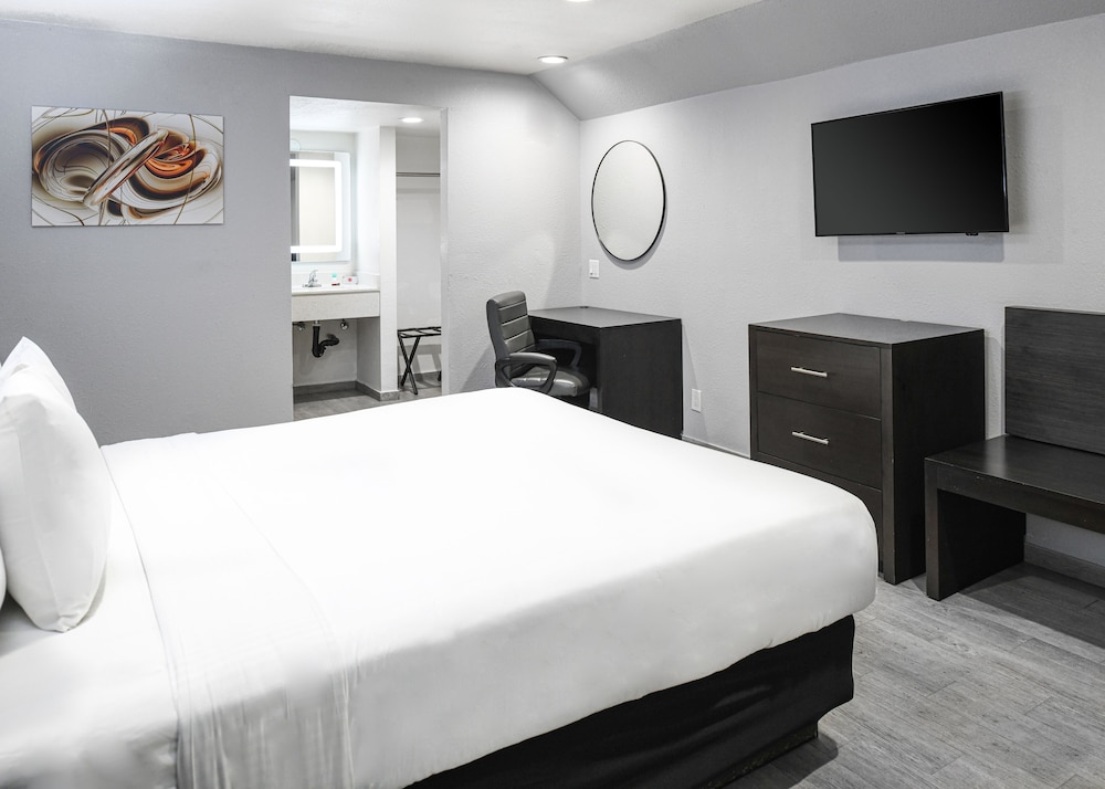 Hollywood Inn Express LAX 21/35