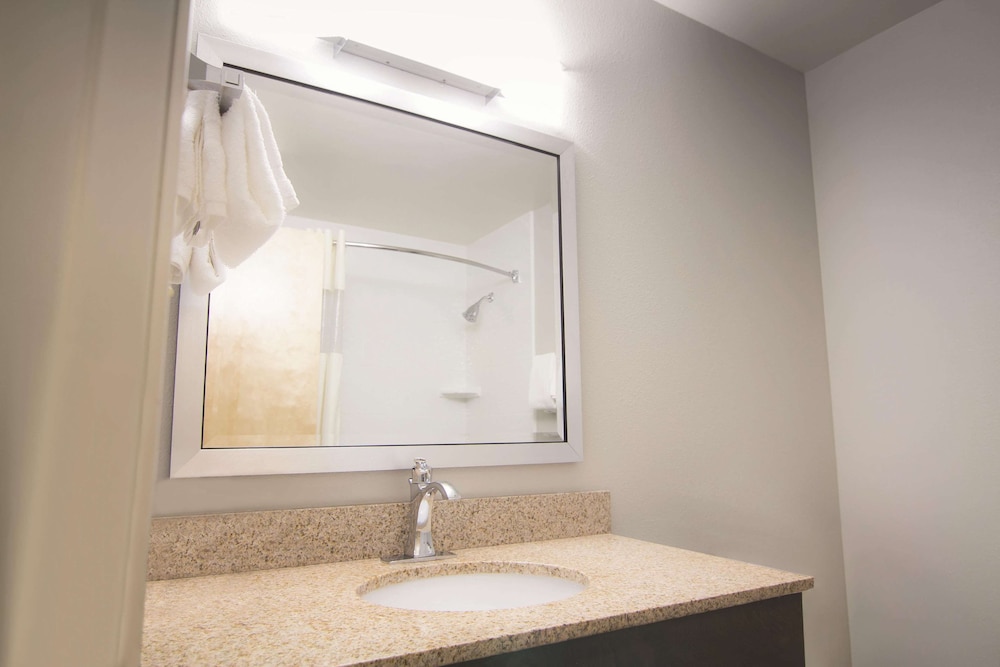 La Quinta Inn & Suites by Wyndham Fairbanks Airport 25/50