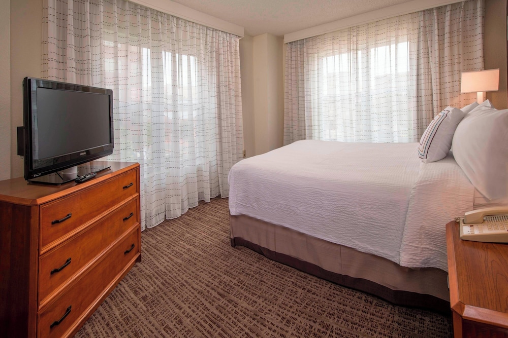 جناح بسرير كوين بغرفة نوم واحدة مع أريكة لذوي الإعاقة، Residence Inn Alexandria Old Town Duke Street 3/7
