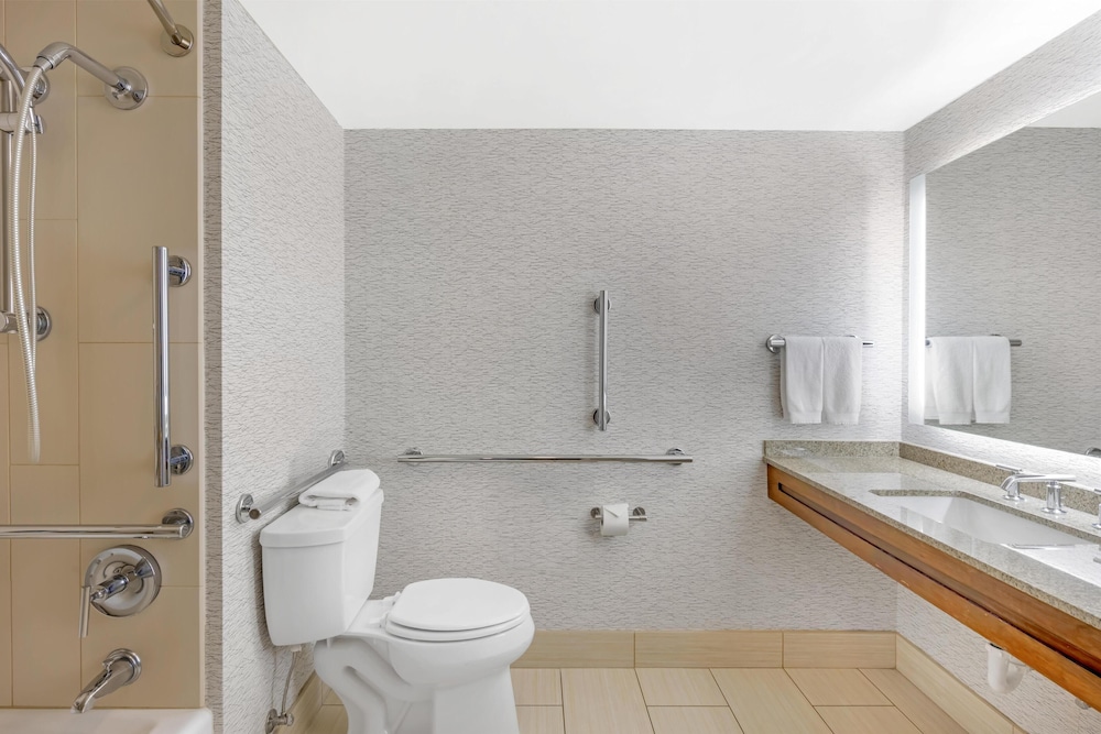 غرفة ركنية بسرير كينج بحوض استحمام لذوي الإعاقة، DoubleTree by Hilton Hotel Spokane City Center 6/10
