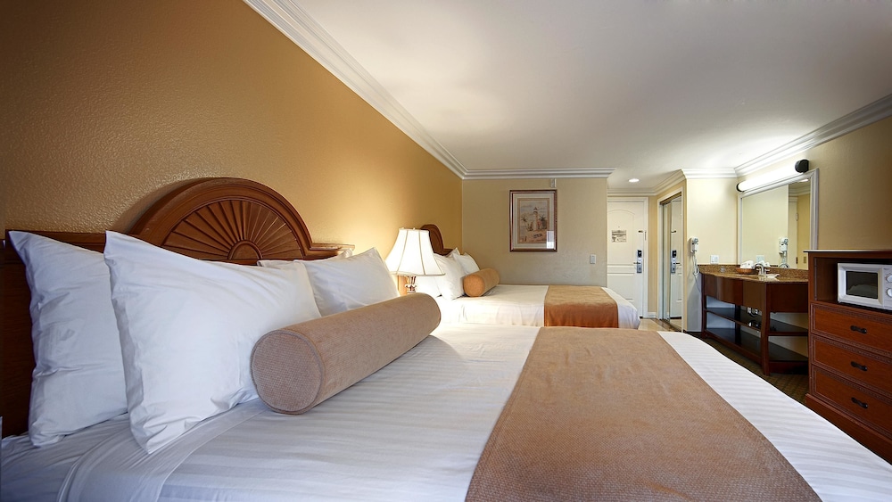 Best Western Harbour Inn & Suites 12/36
