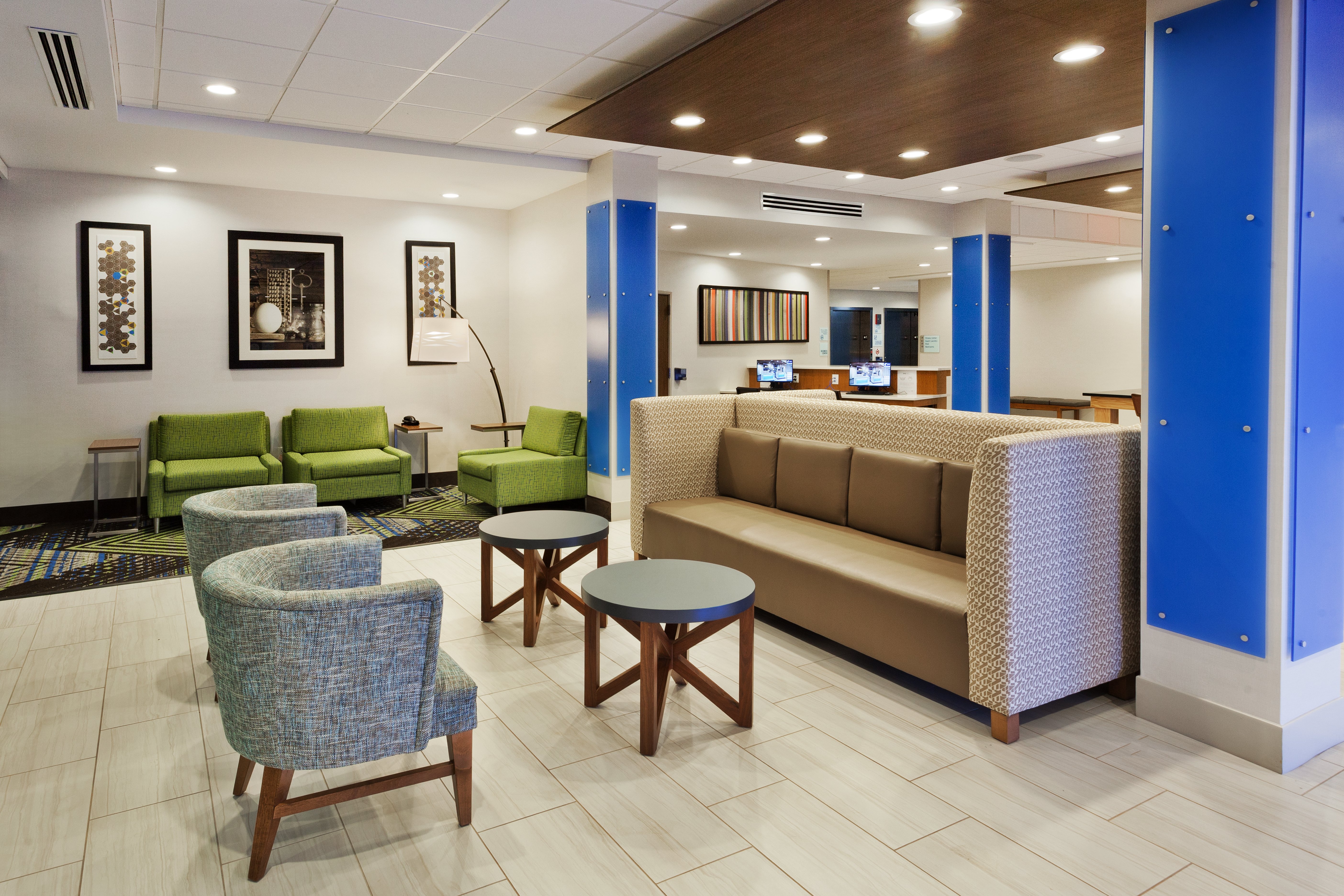 Holiday Inn Express & Suites Fayetteville 32/62