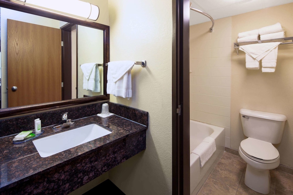 AmericInn by Wyndham Ashland 20/53