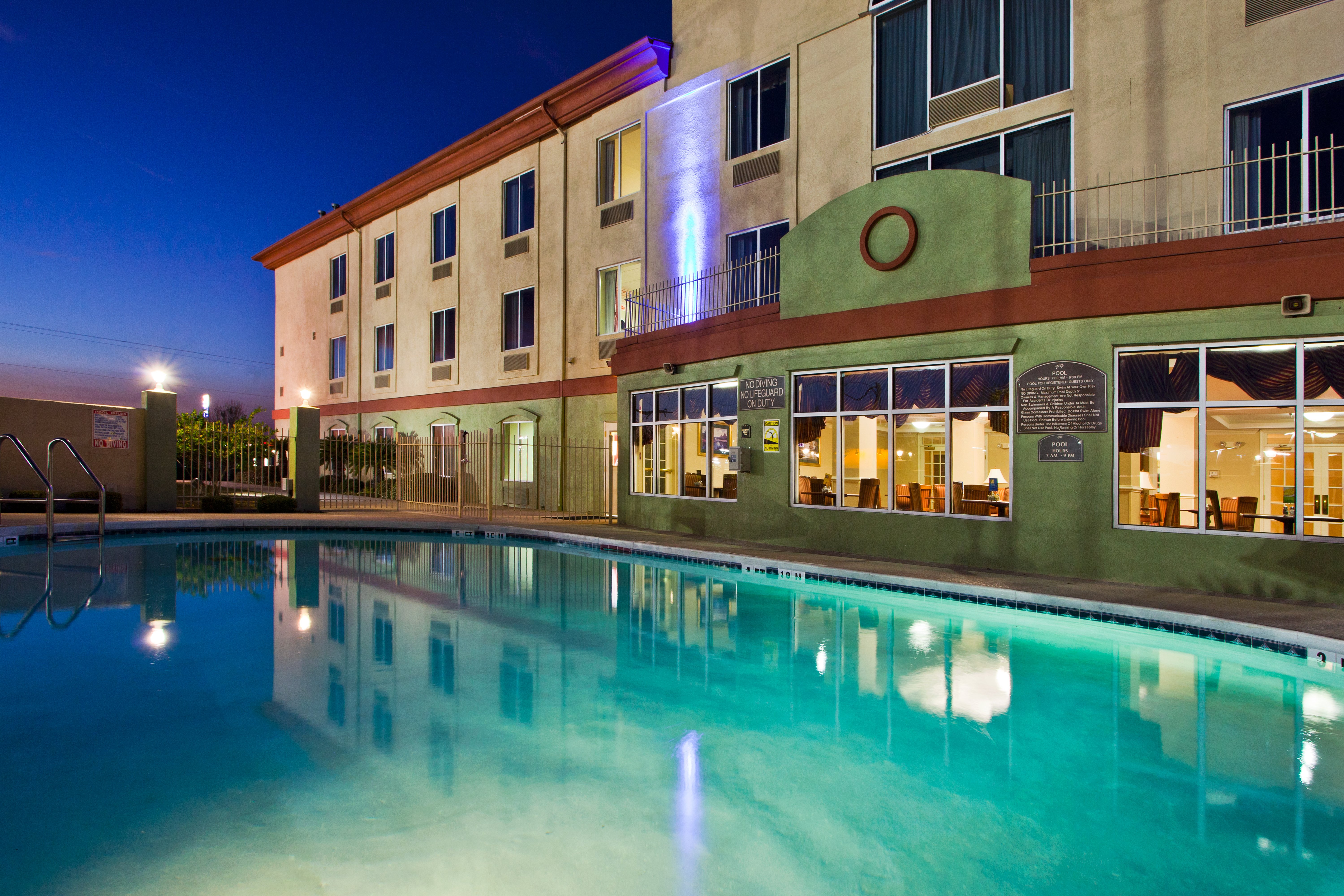 Holiday Inn Express Hotel Suites Live Oak 10/71