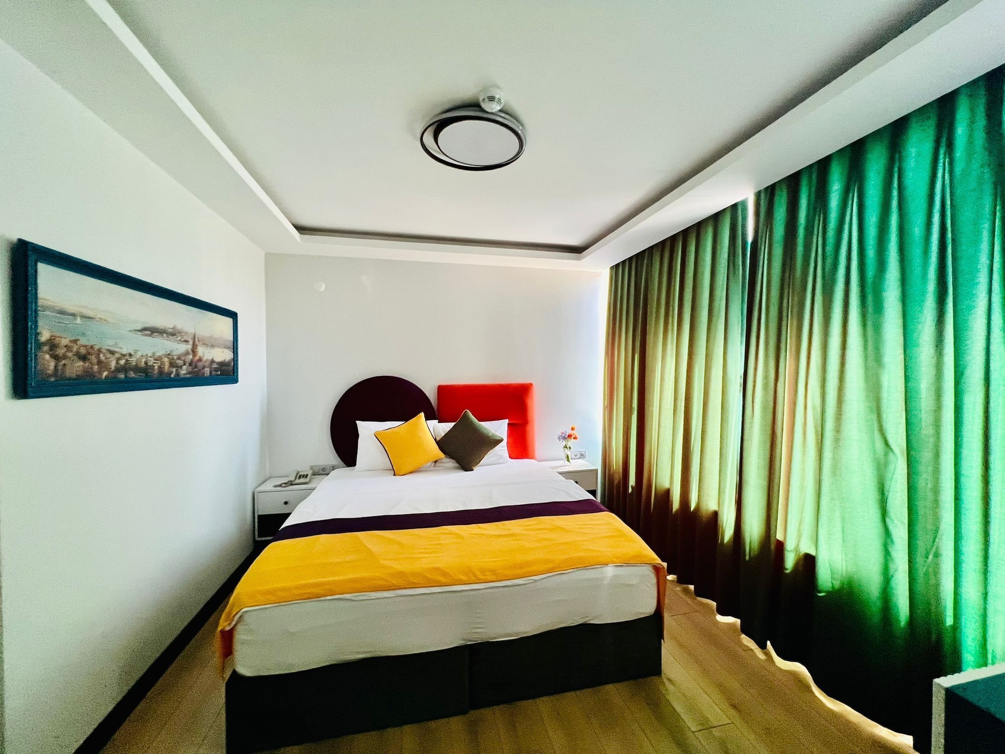 STANDARD, DOUBLE OR TWIN BED, PARTIAL SEA VIEW