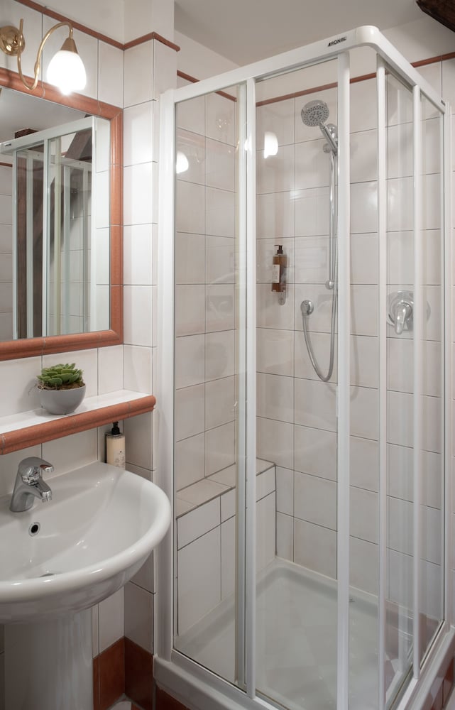 Chateau 9 Apartments by Adrez Living 50/50