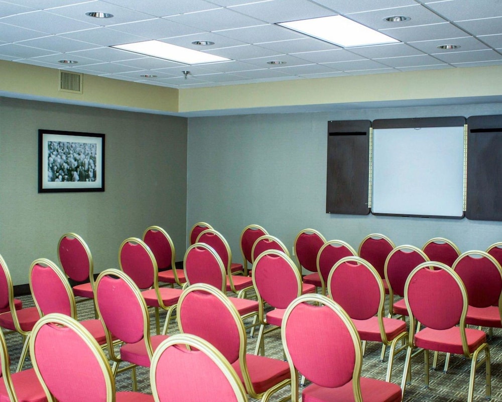 Comfort Inn & Suites Fuquay Varina 32/35