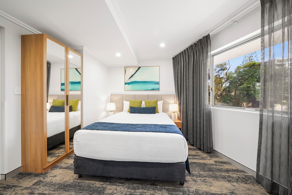 Room, King Bed, Water View, No Balcony