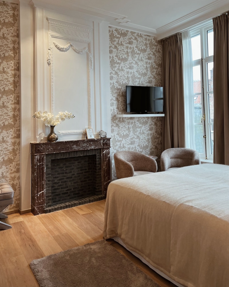 DELUXE, DOUBLE BED, CANAL VIEW