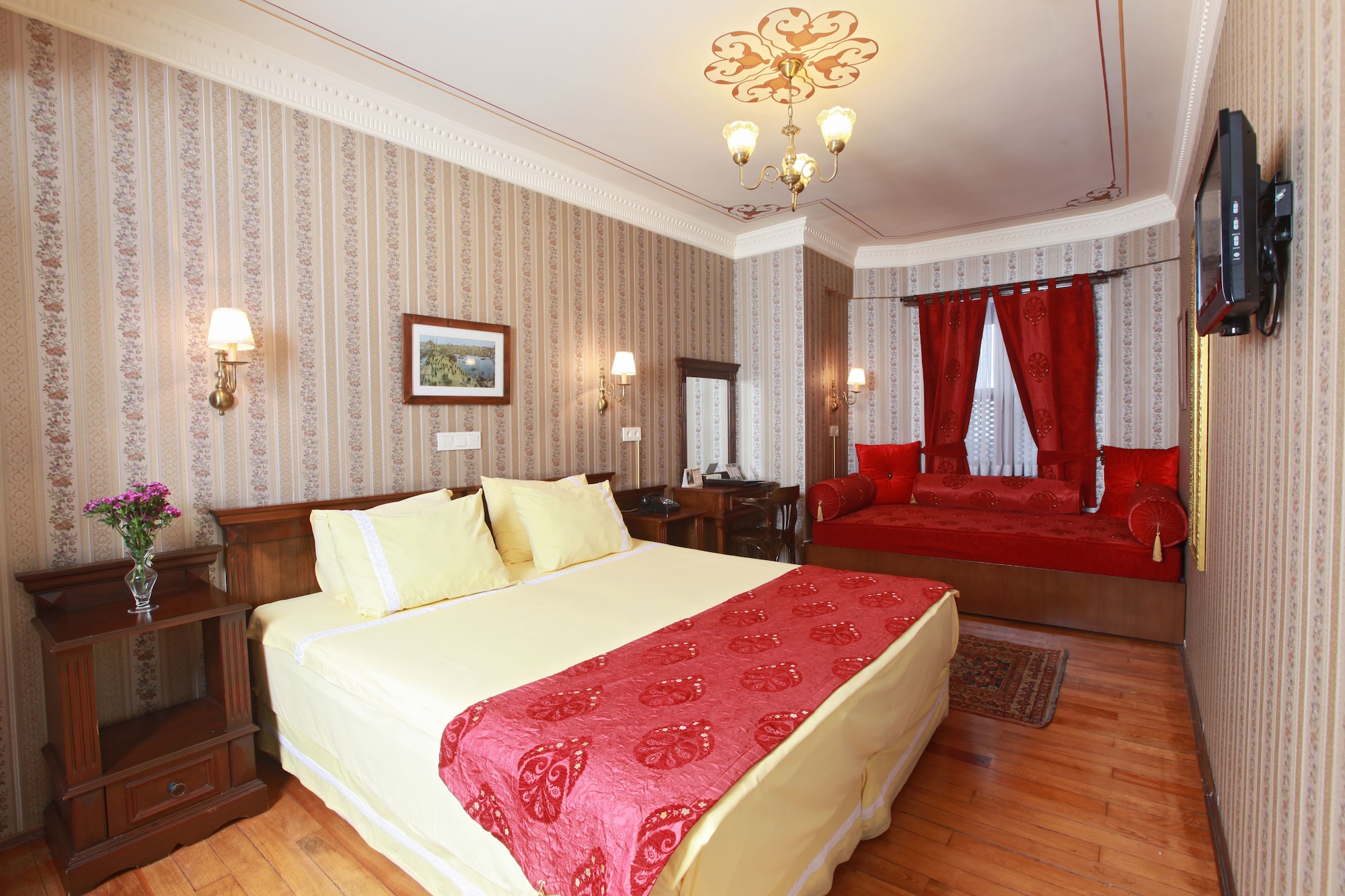 DELUXE, RESIDENT VIEW