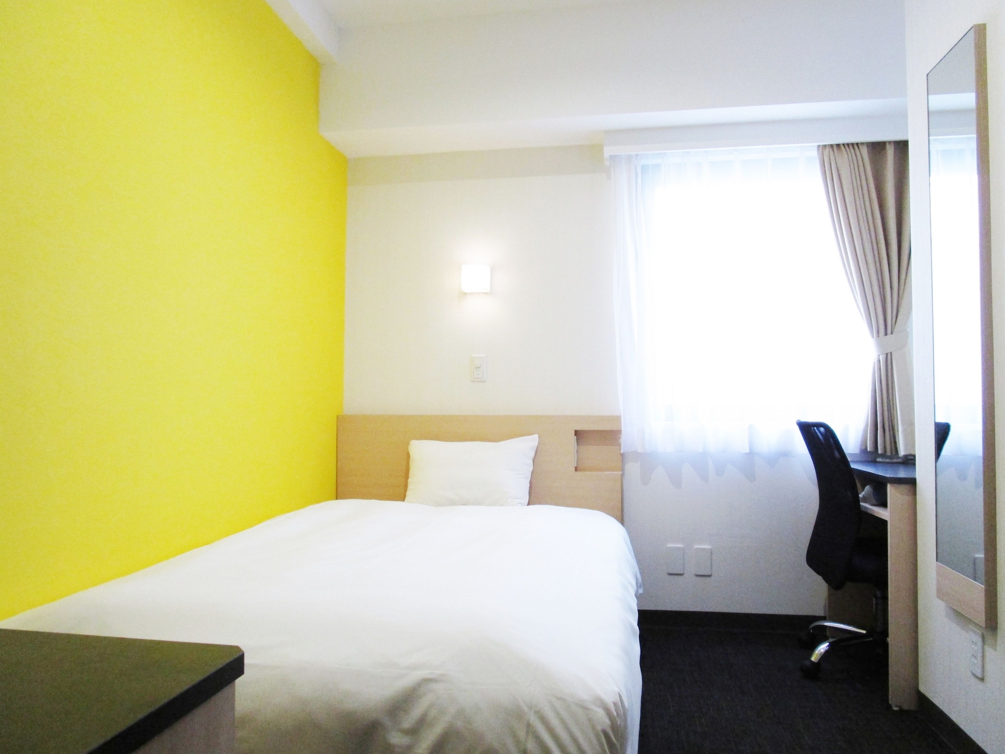 ROOM, SINGLE, SMOKING