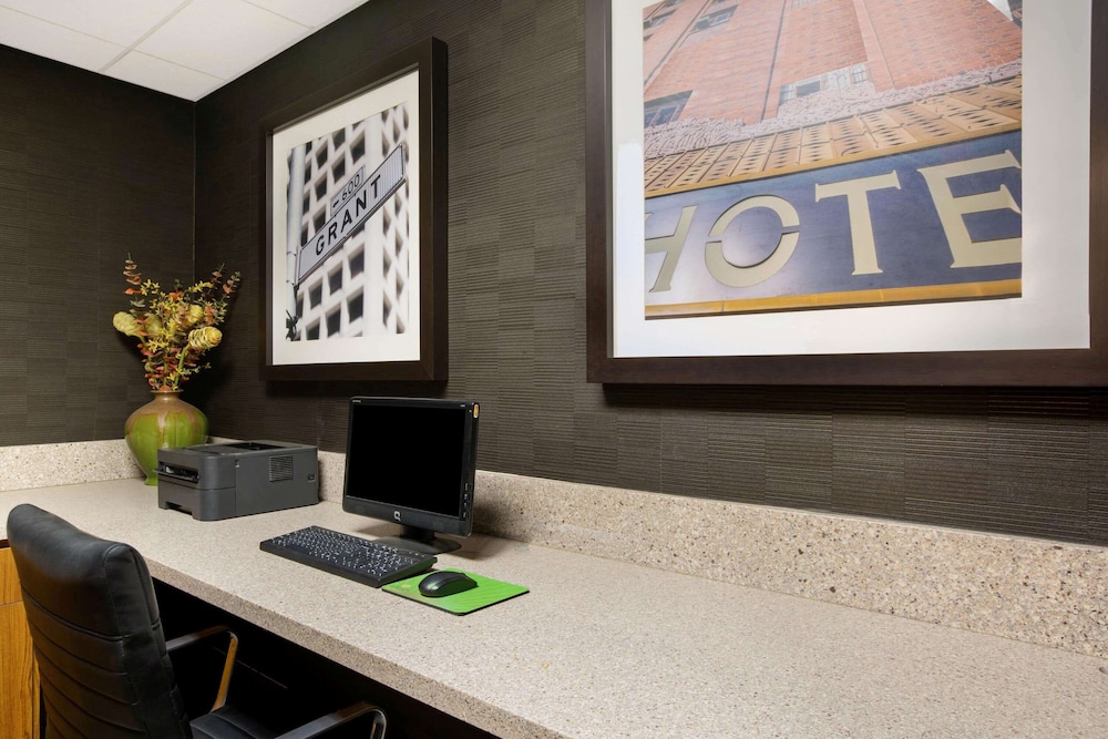 Fairfield Inn & Suites By Marriott Fresno River Park 27/54