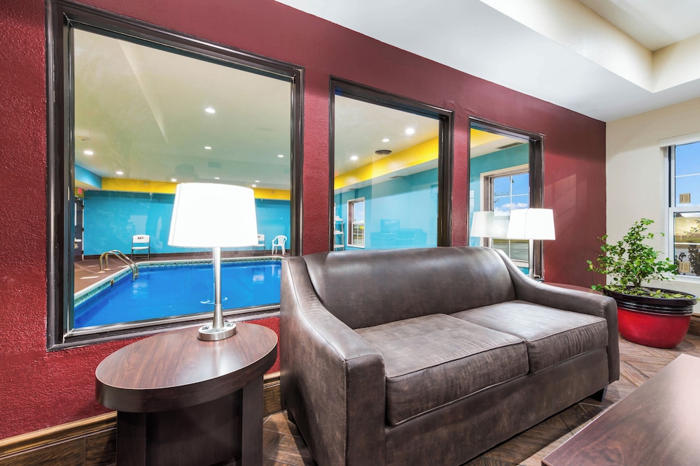 Econo Lodge Inn & Suites Monee 30/59
