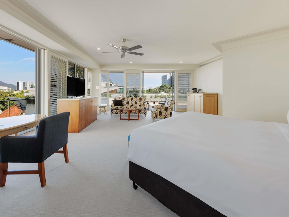 SPA, JUNIOR SUITE, KING BED, CITY VIEW