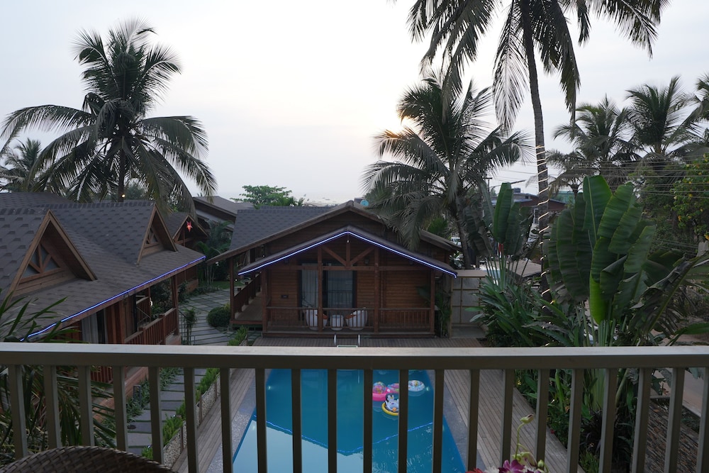 Foxoso Aaristo Baga Beach Resort 2/48