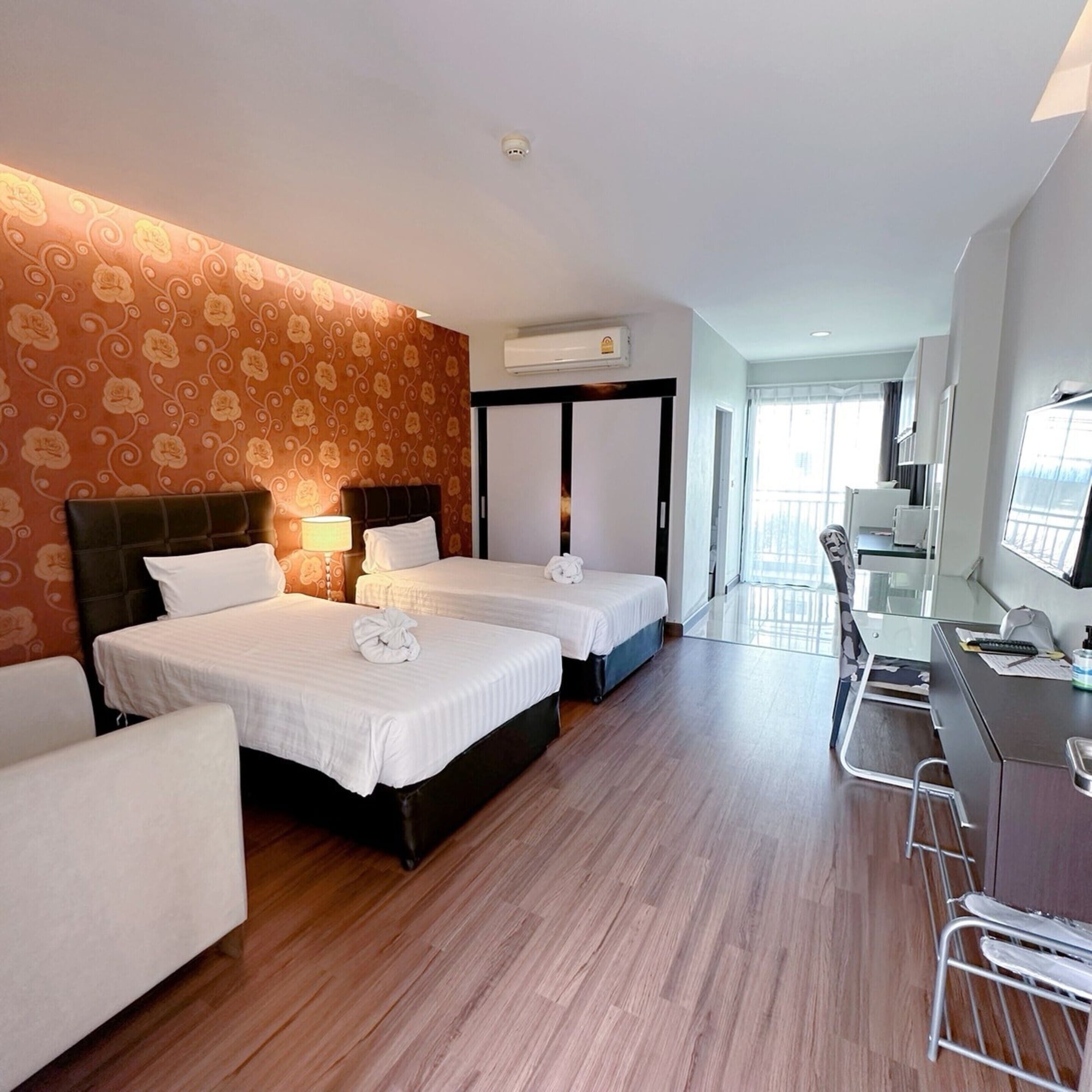 DELUXE, TWIN BEDS