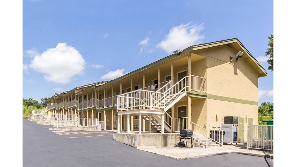 Hillview Inn At Six Flags Fiesta 5/35