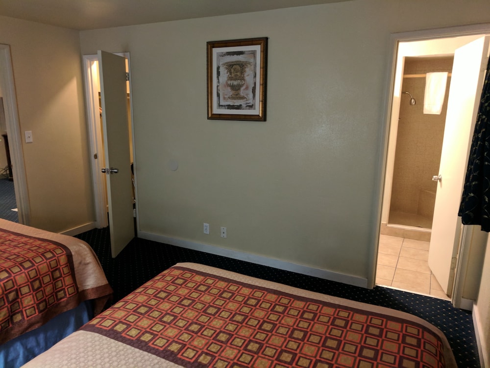 La Hacienda Motel 12/65