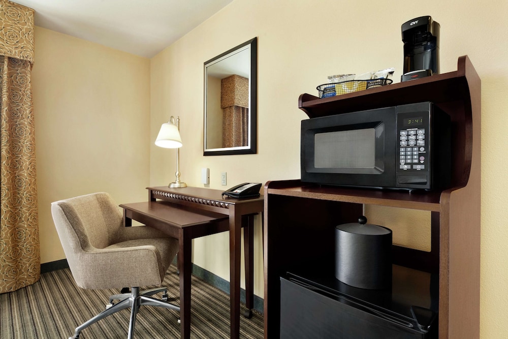 Hampton Inn Suites West Sacramento 57/62