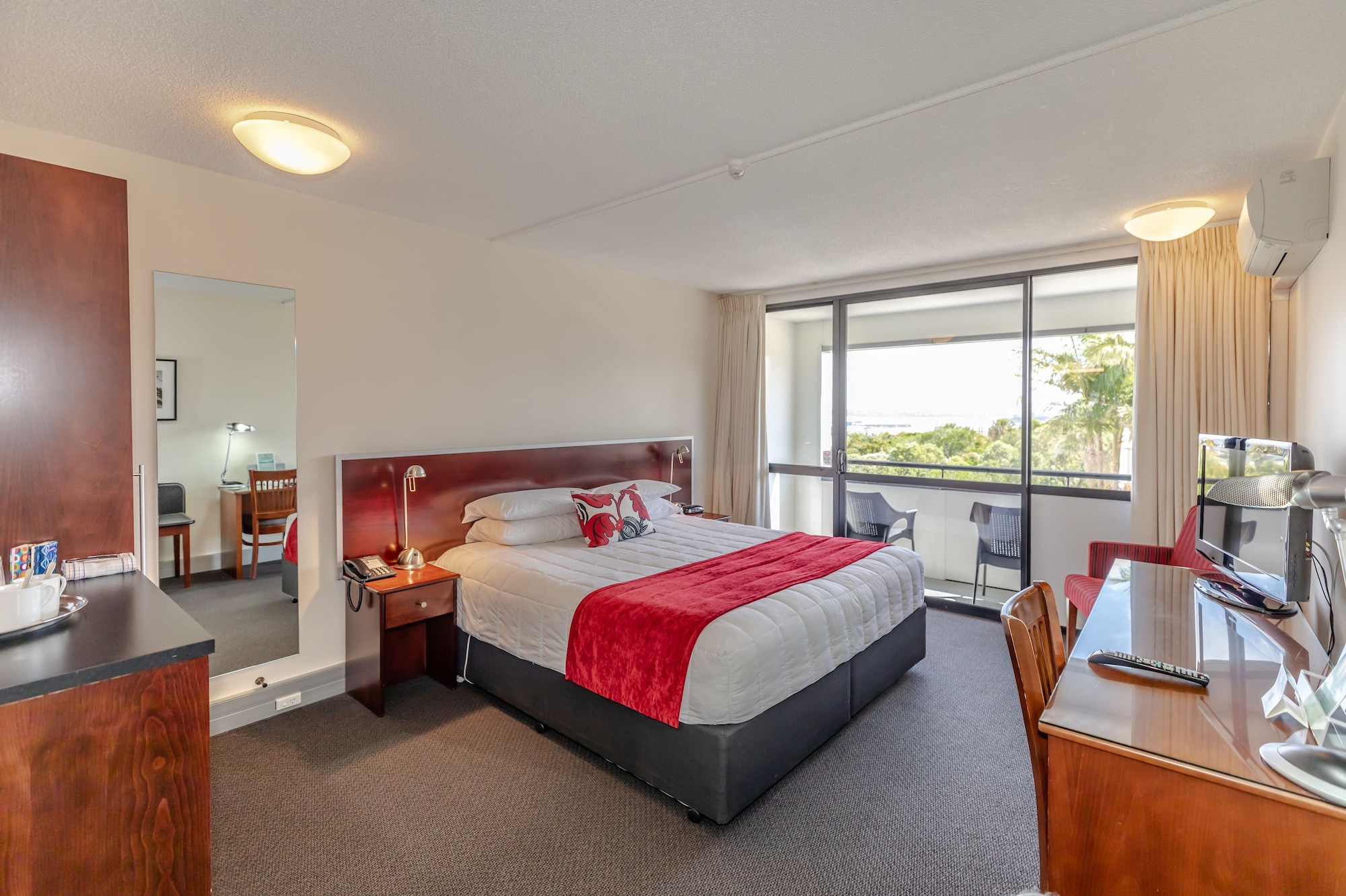 ROOM, KING BED, BALCONY