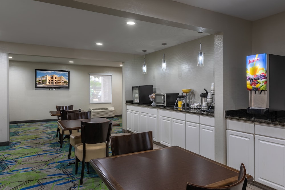 Days Inn by Wyndham Greenville SC 4/23