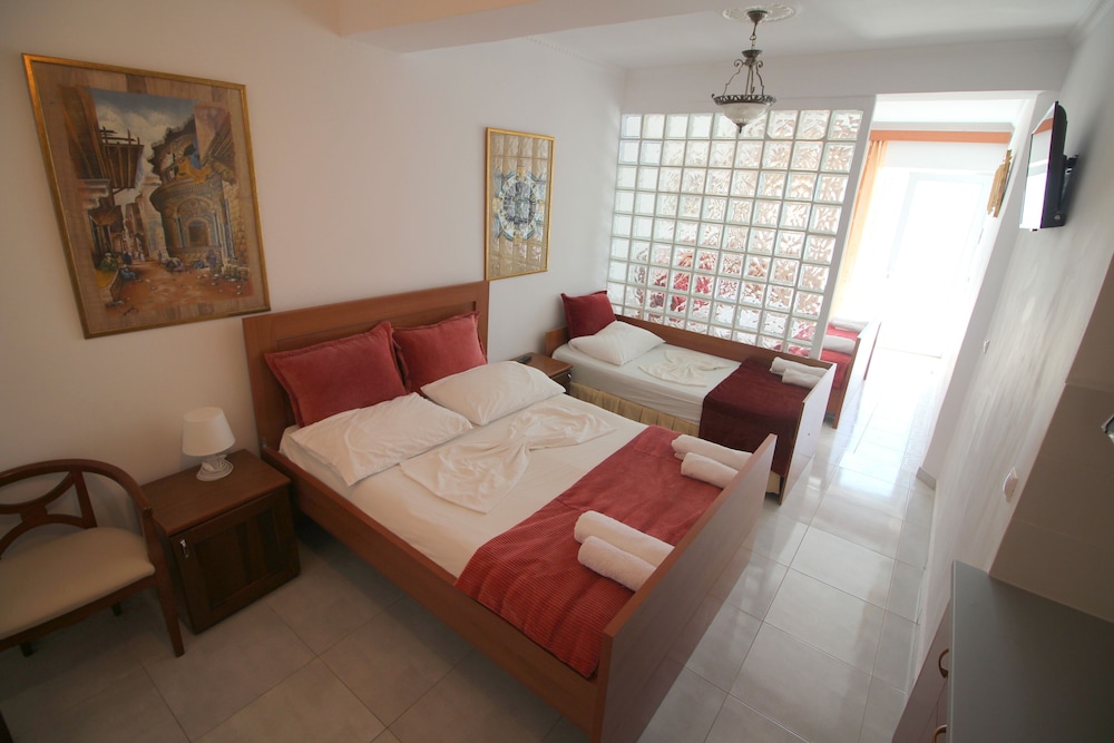 Panoramic, Studio, 1 Single and 2 Queen Beds, Olympia Bezaini 6/10