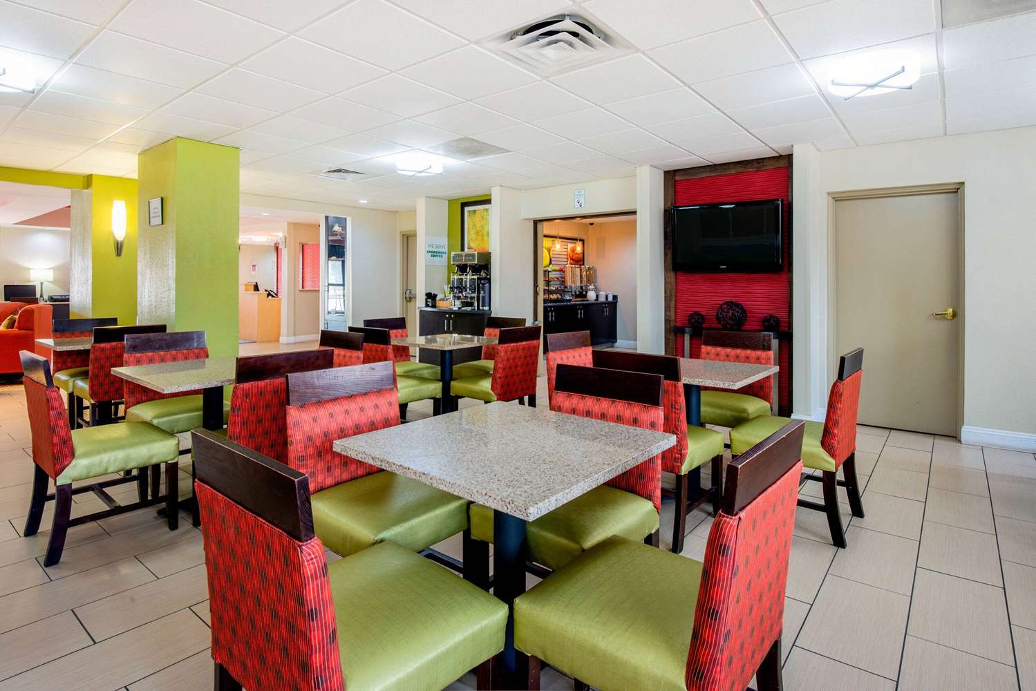 La Quinta Inn and Suites by Wyndham Elkview - Charleston NE 29/40