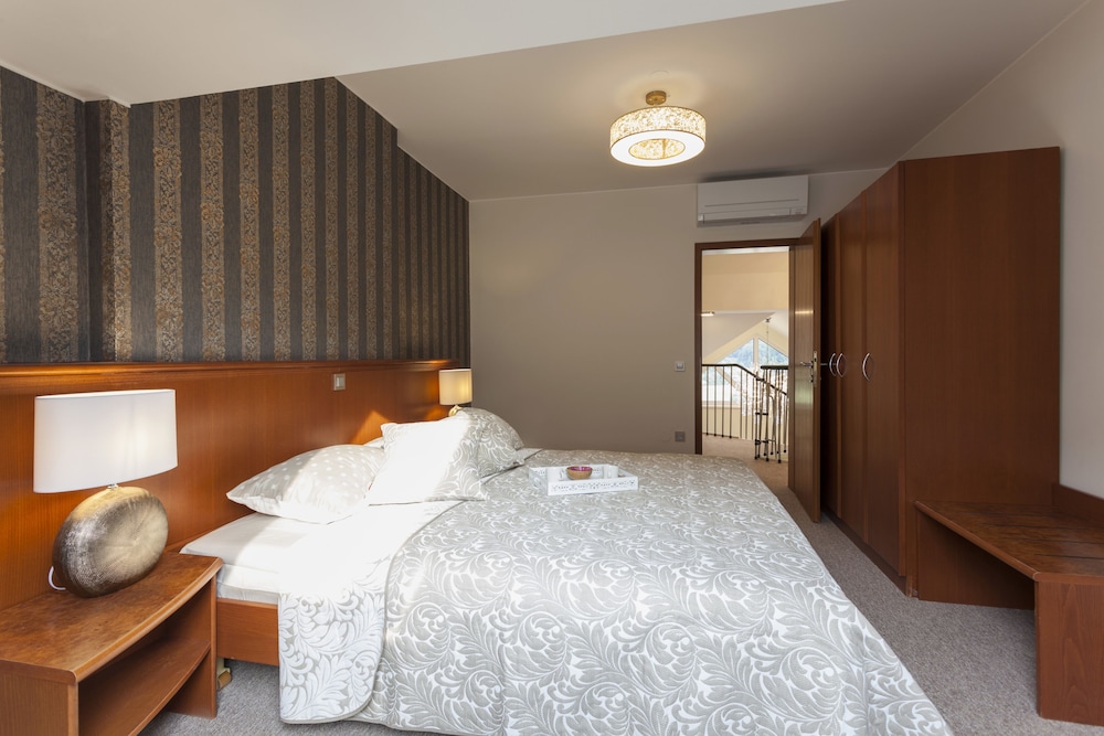 Gallery, Penthouse, 1 Queen and 2 King Beds, Sofa