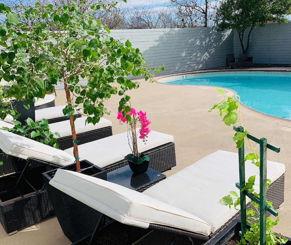 Stratus Suites Boutique Hotel 34/39