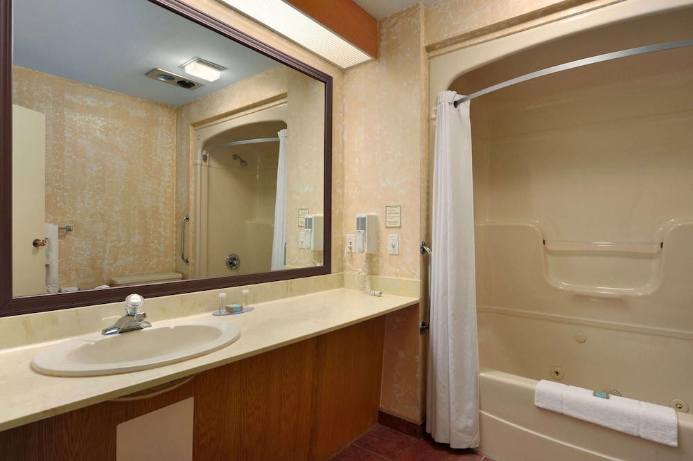 Travelodge By Wyndham Simcoe 48/50