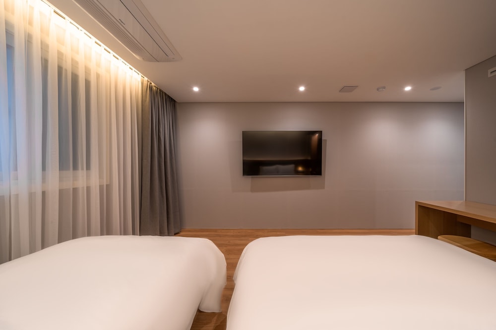 Deluxe, 1 Queen and 1 Single Bed