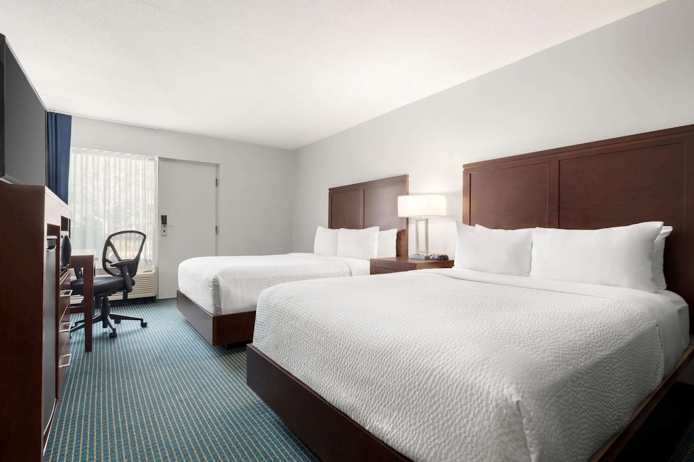 Premium, 2 Queen Beds, Exterior Entrance