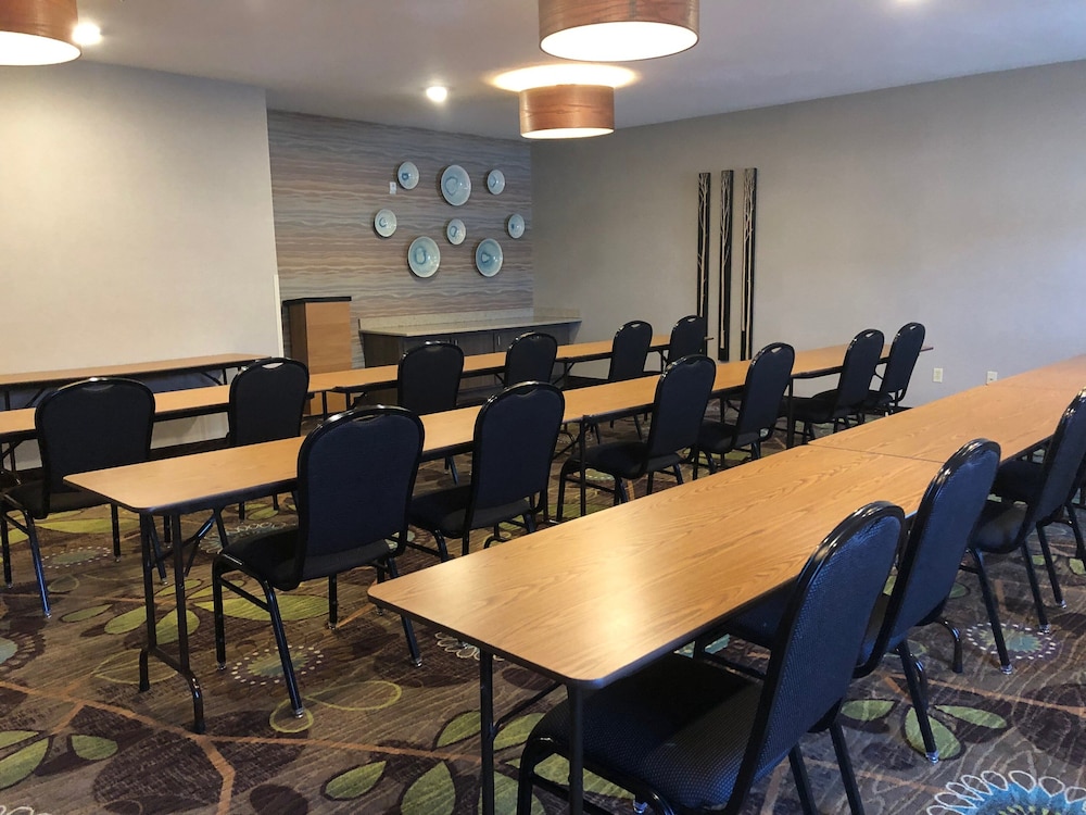 Holiday Inn Express Munising-Lakeview 65/68