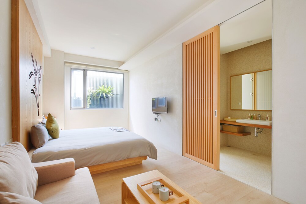 DELUXE, QUEEN BED, BATHTUB