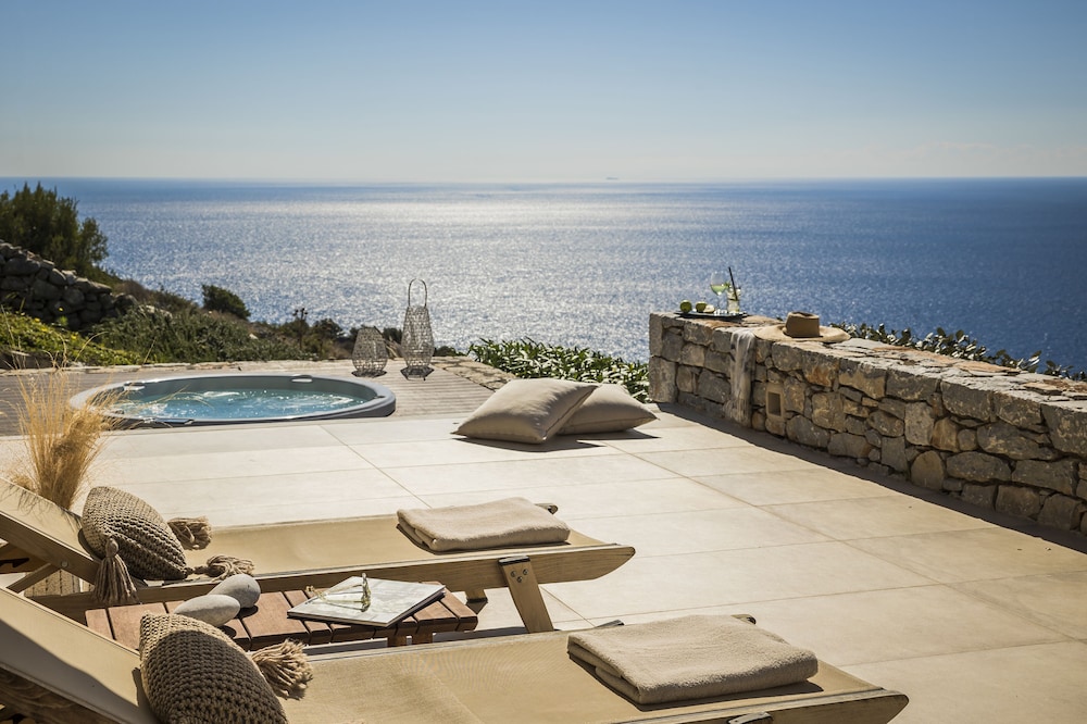 Aria Estate Suites And Spa 74/76