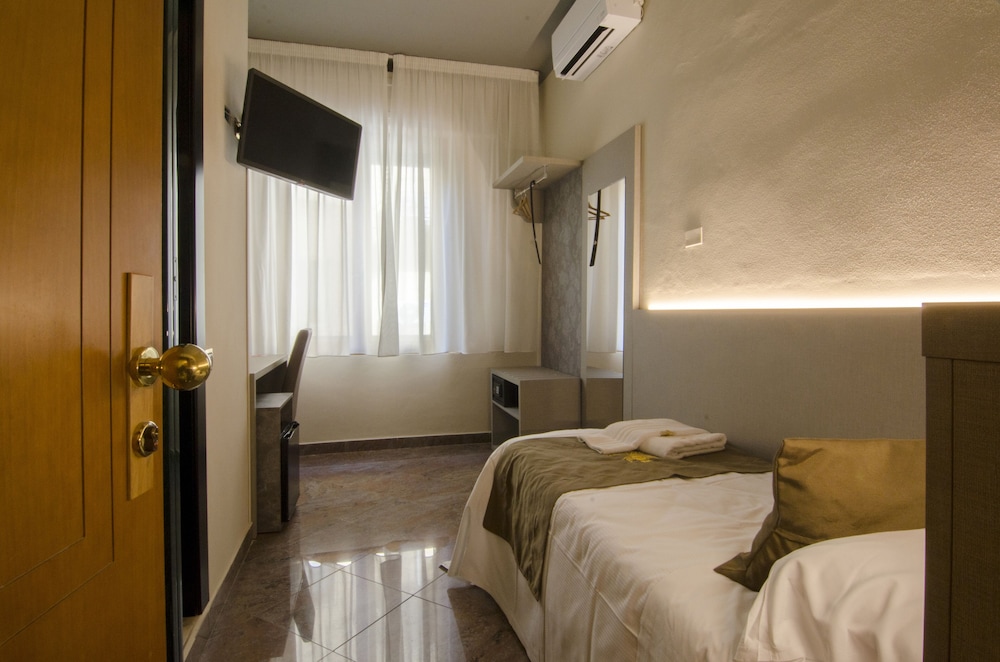 Hotel Maria 7/17